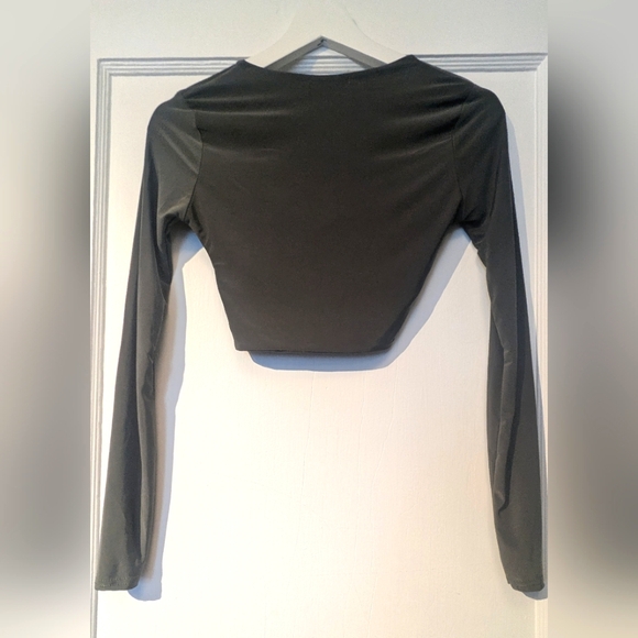 PrettyLittleThing Green Cropped Long Sleeves Top W/A Twist Design. Sz 2 Like New - Picture 3 of 8